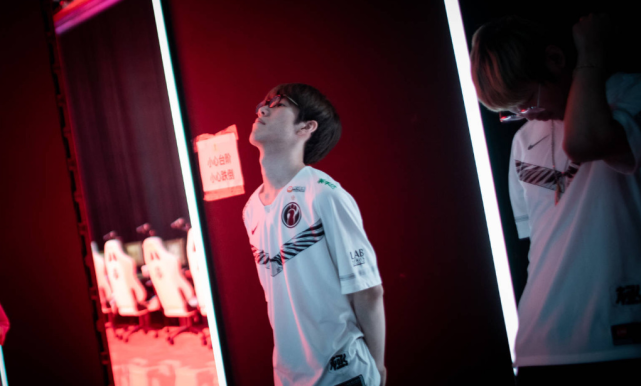 仅展现了他 仅展现了他